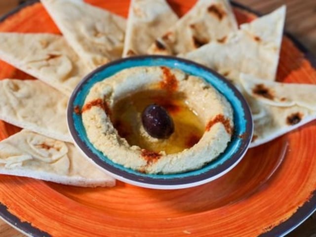 2lbs Hummus & 12 Pitas.